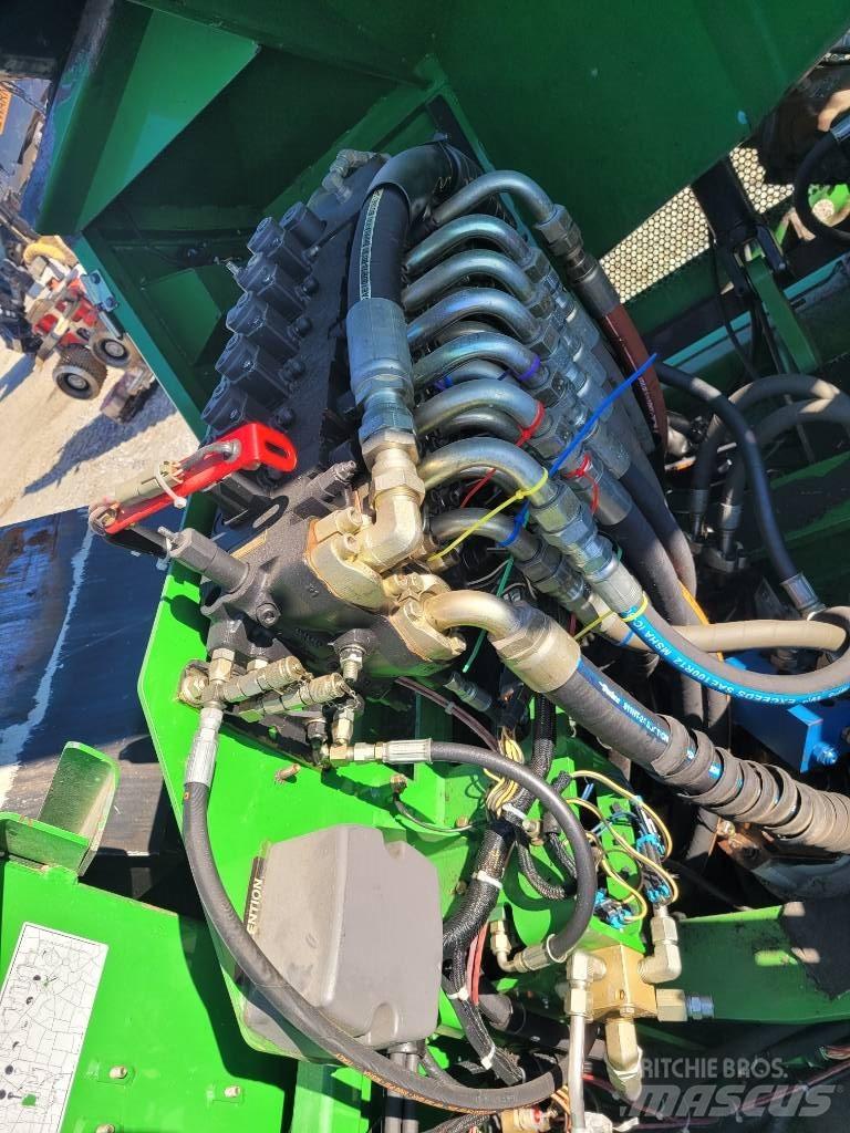 John Deere 853 Stínacie harvestory