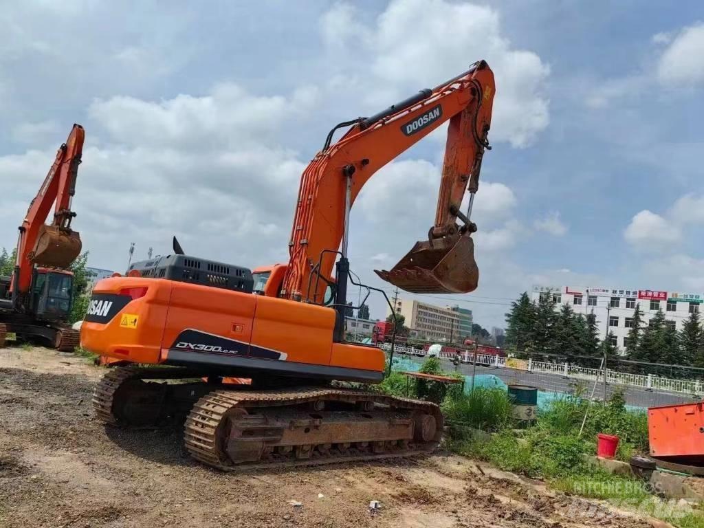 Doosan DX 300 Pásové rýpadlá