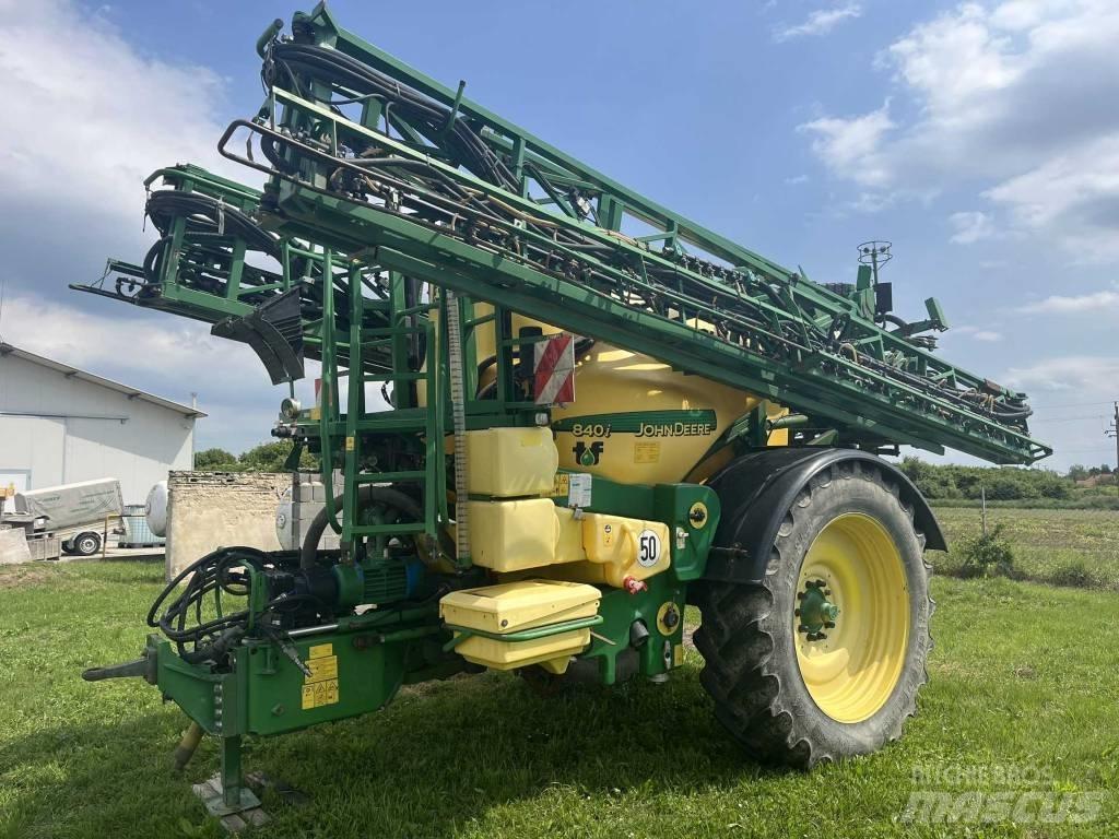 John Deere 840 i Ťahané postrekovače