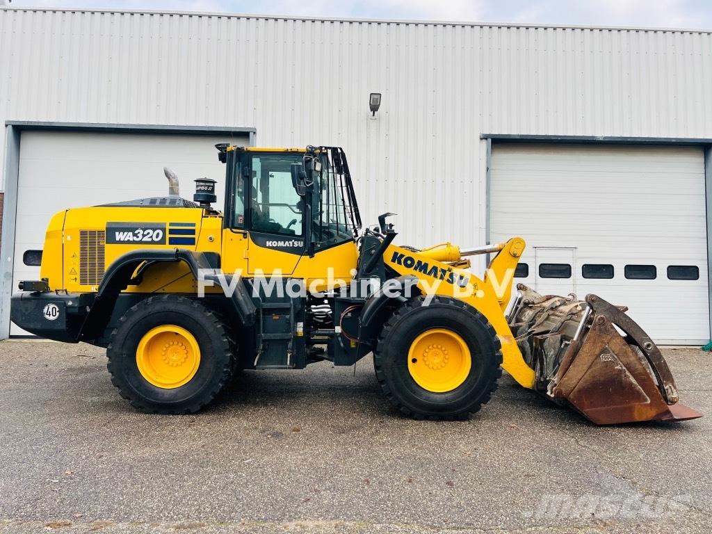 Komatsu WA320 Kolesové nakladače