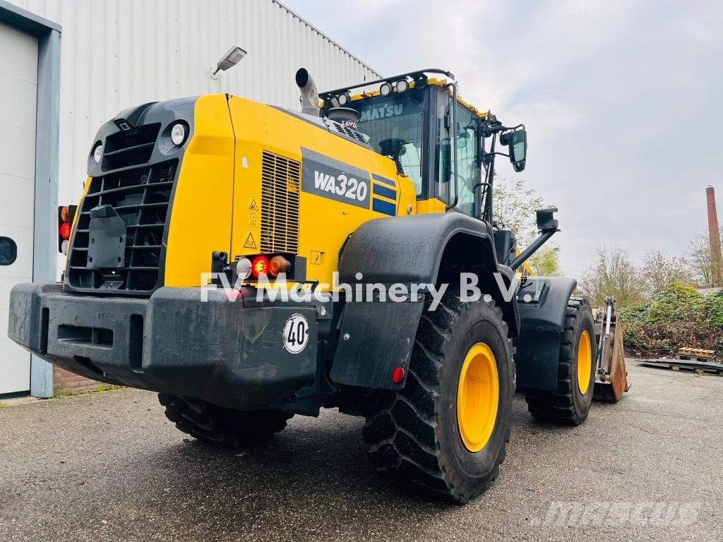 Komatsu WA320 Kolesové nakladače