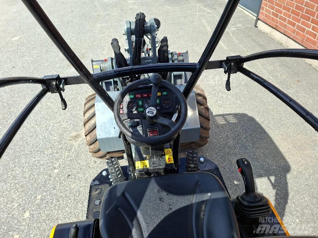 GiANT G 2300 HD Viacúčelové nakladače