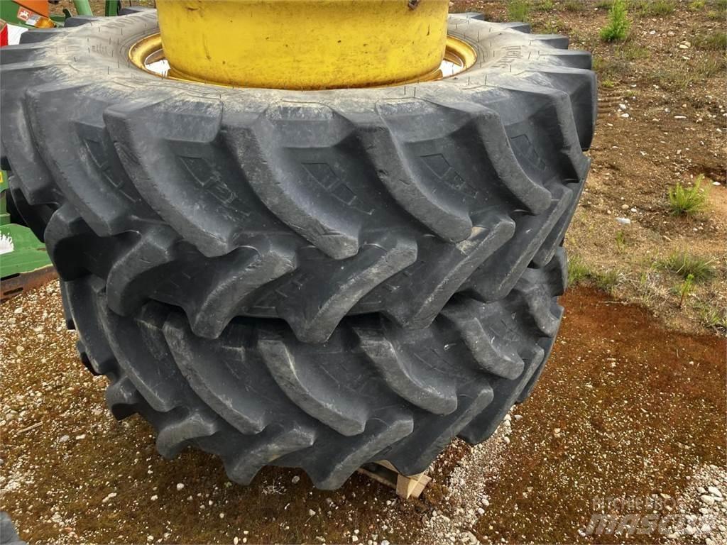 Petlas 480/70R34 Pneumatiky, kolesá a ráfiky