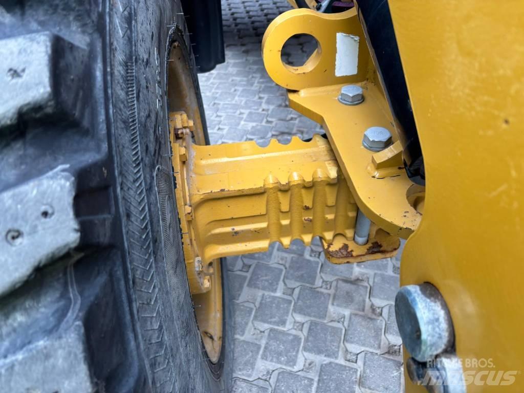 CAT 908 M Kolesové nakladače