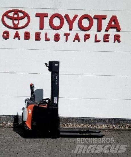 Toyota SPE140L Ručne vedené vysokozdvižné vozíky
