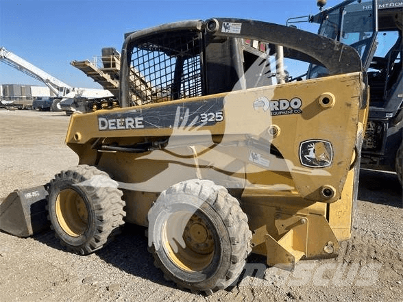 John Deere 325 Šmykom riadené nakladače