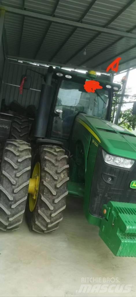 John Deere 8R·3204 Traktory