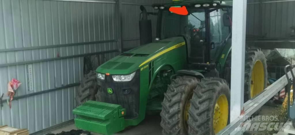 John Deere 8R·3204 Traktory