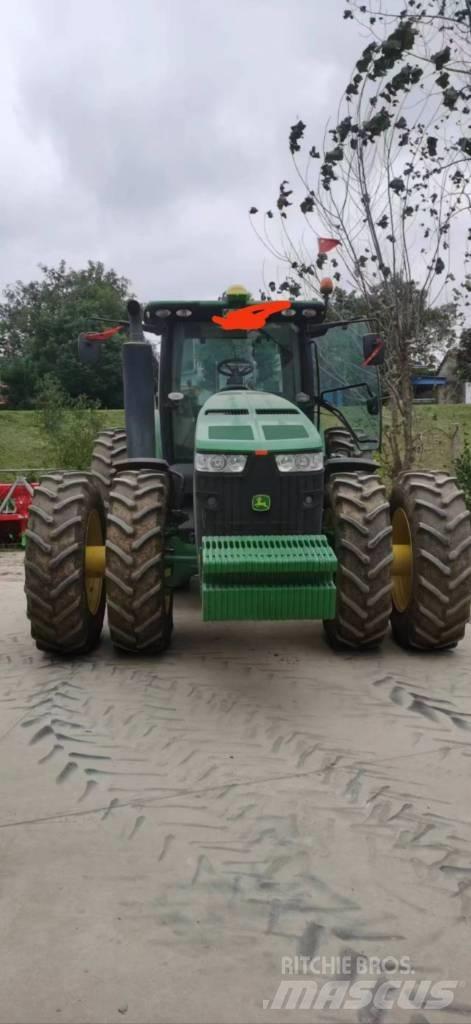 John Deere 8R·3204 Traktory