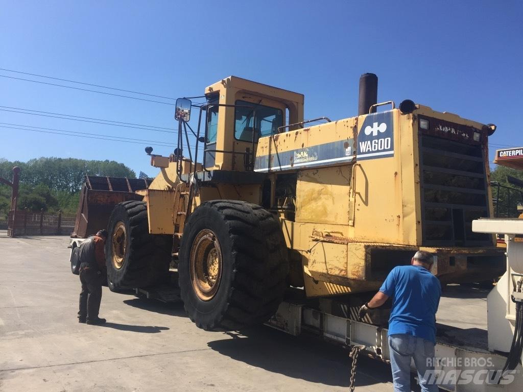Komatsu WA600-1 Kolesové nakladače