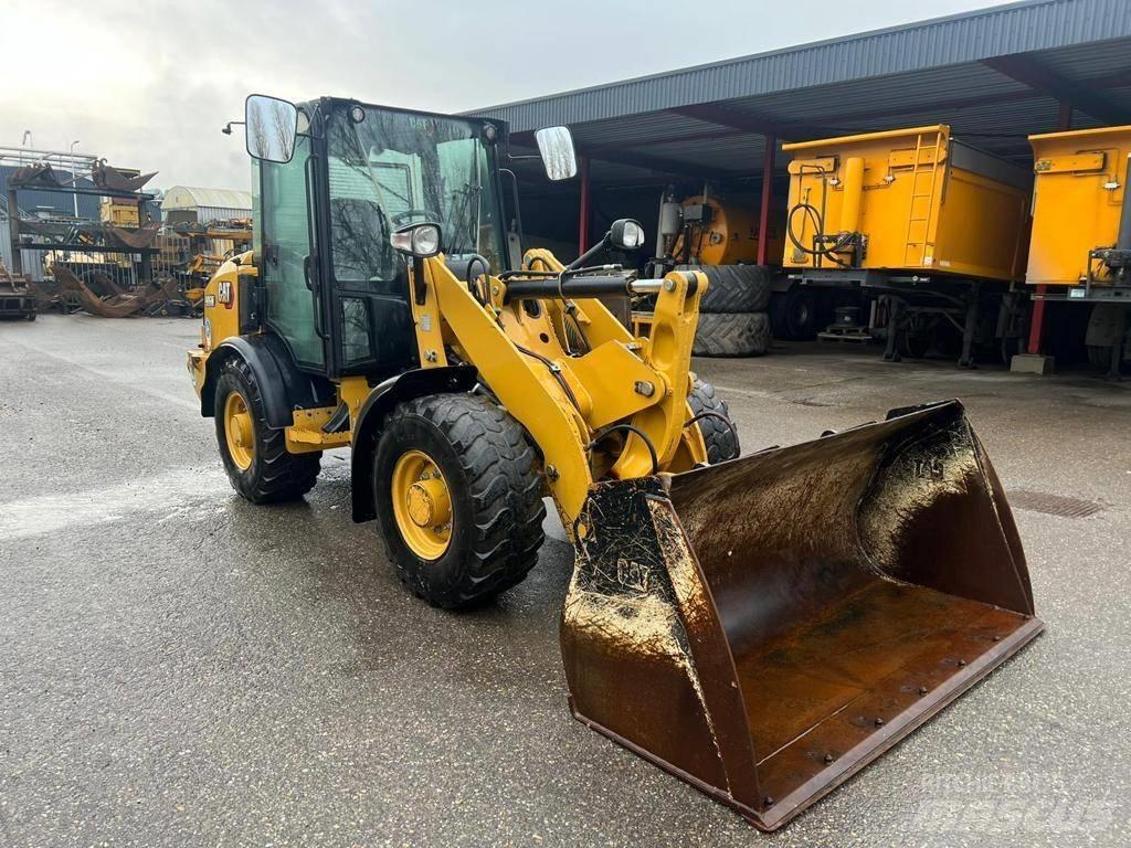 CAT 906M Kolesové nakladače