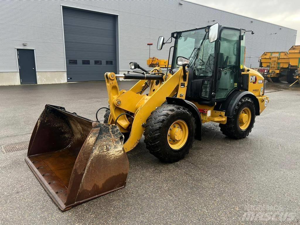 CAT 906M Kolesové nakladače