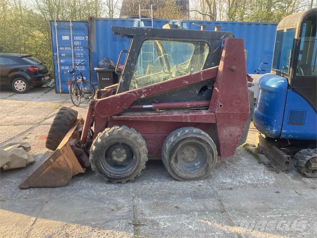 CASE 1840 Šmykom riadené nakladače