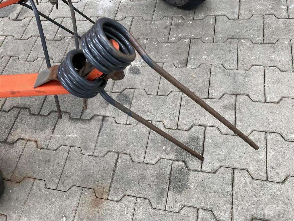 Kuhn GF 5001 MH Obracače a zhrabovače sena