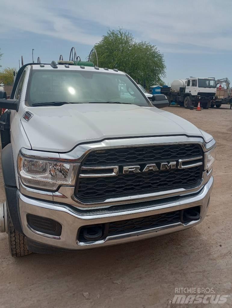RAM 5500 Plošinové nákladné automobily/nákladné automobily so sklápacími bočnicami