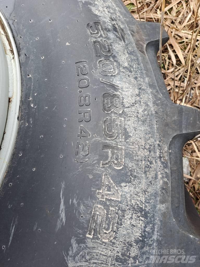  Paripyörät 520/85R42 Pneumatiky, kolesá a ráfiky