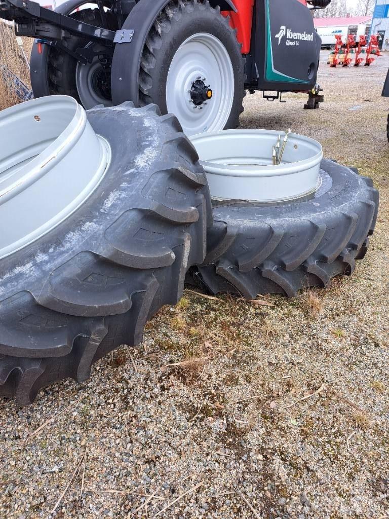  Paripyörät 520/85R42 Pneumatiky, kolesá a ráfiky
