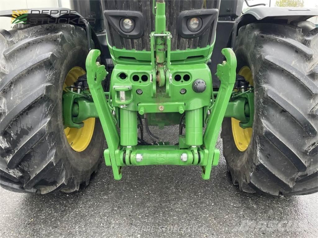 John Deere 6230R Traktory