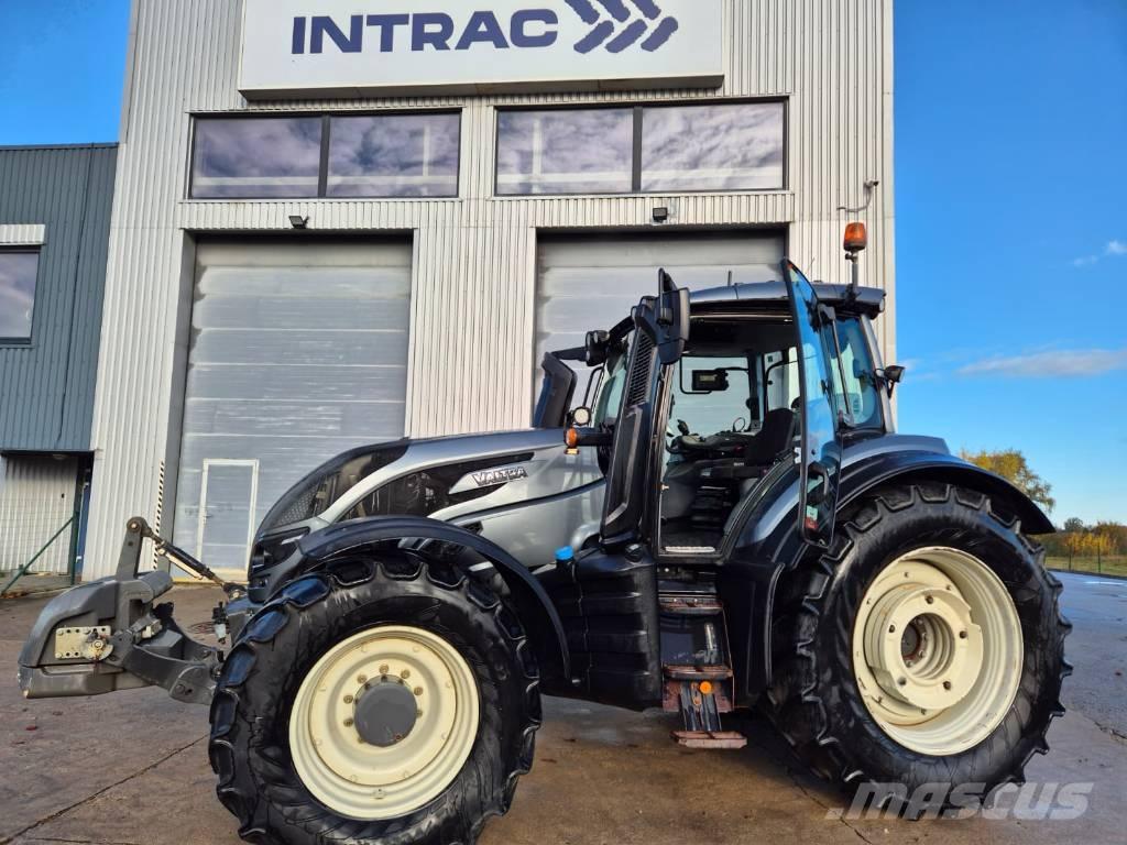 Valtra T 254 Traktory