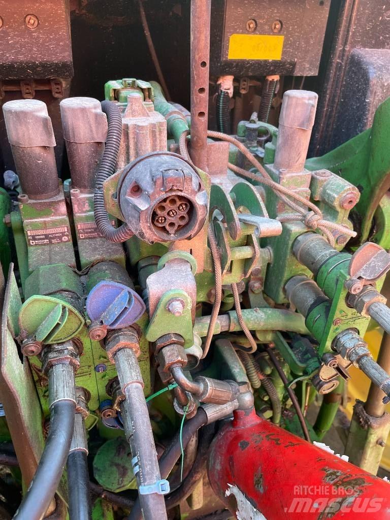 John Deere 6630STD Traktory