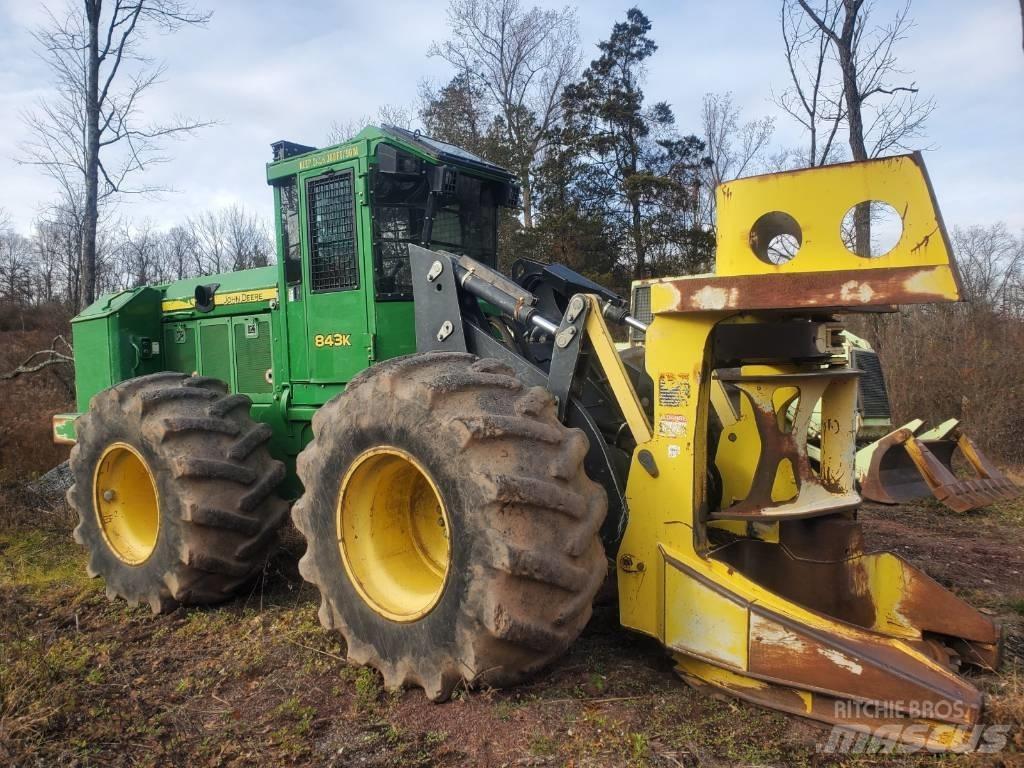 John Deere 843 K Stínacie harvestory