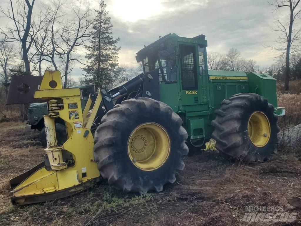 John Deere 843 K Stínacie harvestory