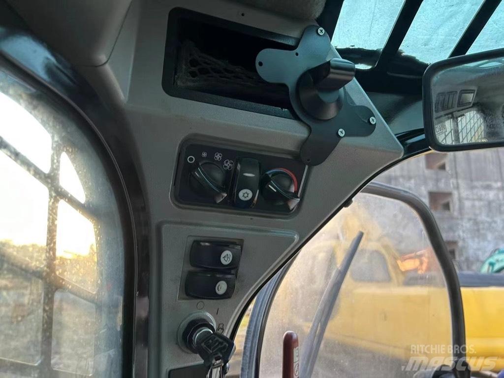 CAT 246 D Šmykom riadené nakladače