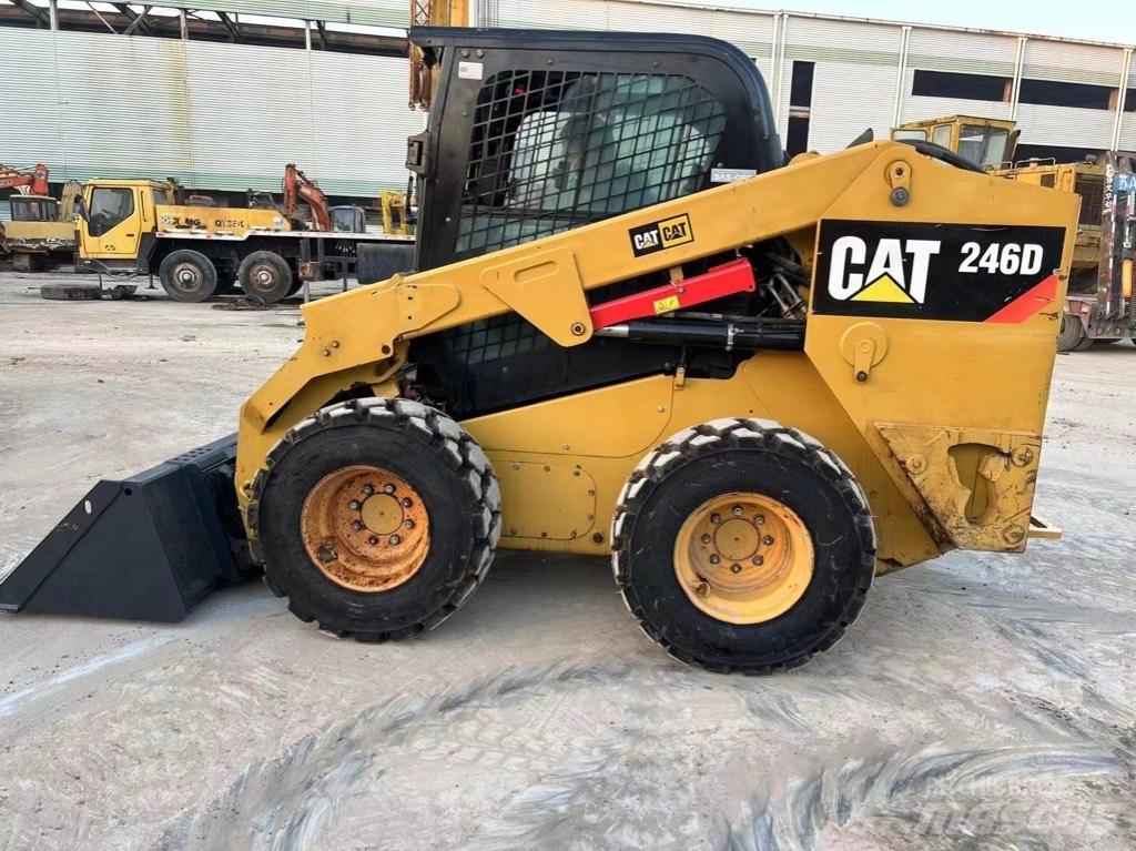 CAT 246 D Šmykom riadené nakladače