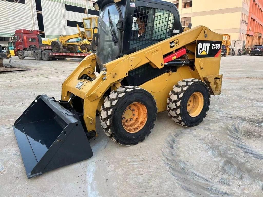 CAT 246 D Šmykom riadené nakladače