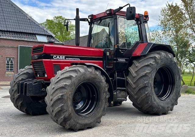Case IH 1255 XL Traktory