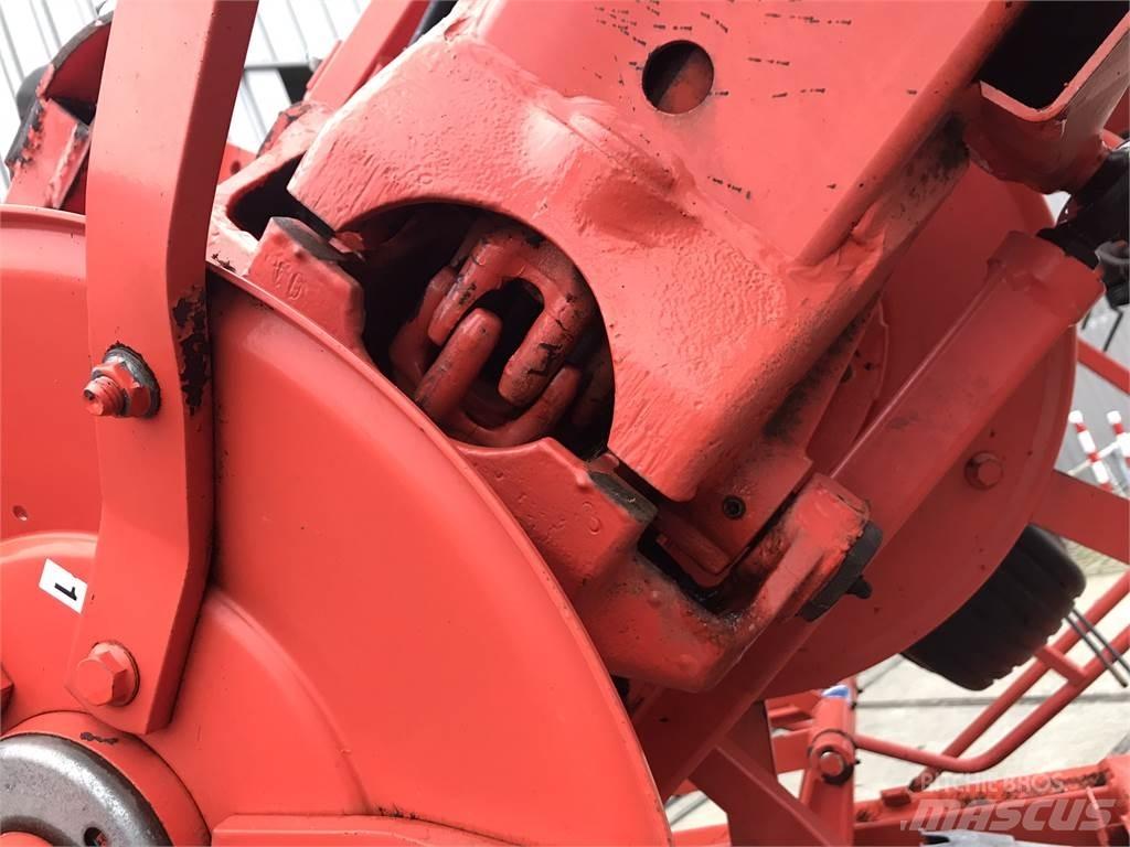 Kuhn GF 10802 T Obracače a zhrabovače sena
