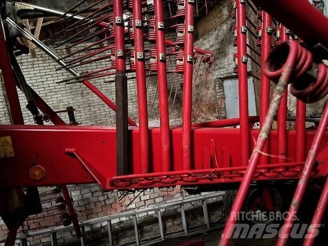 Stoll R+ 820 Obracače a zhrabovače sena
