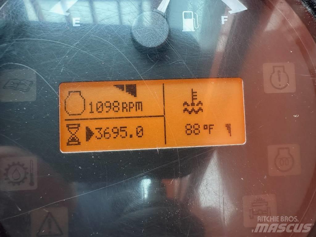 SkyTrak 8042 Teleskopické manipulátory