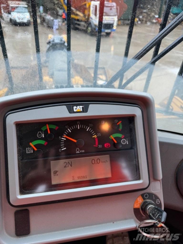 CAT 966 M Kolesové nakladače