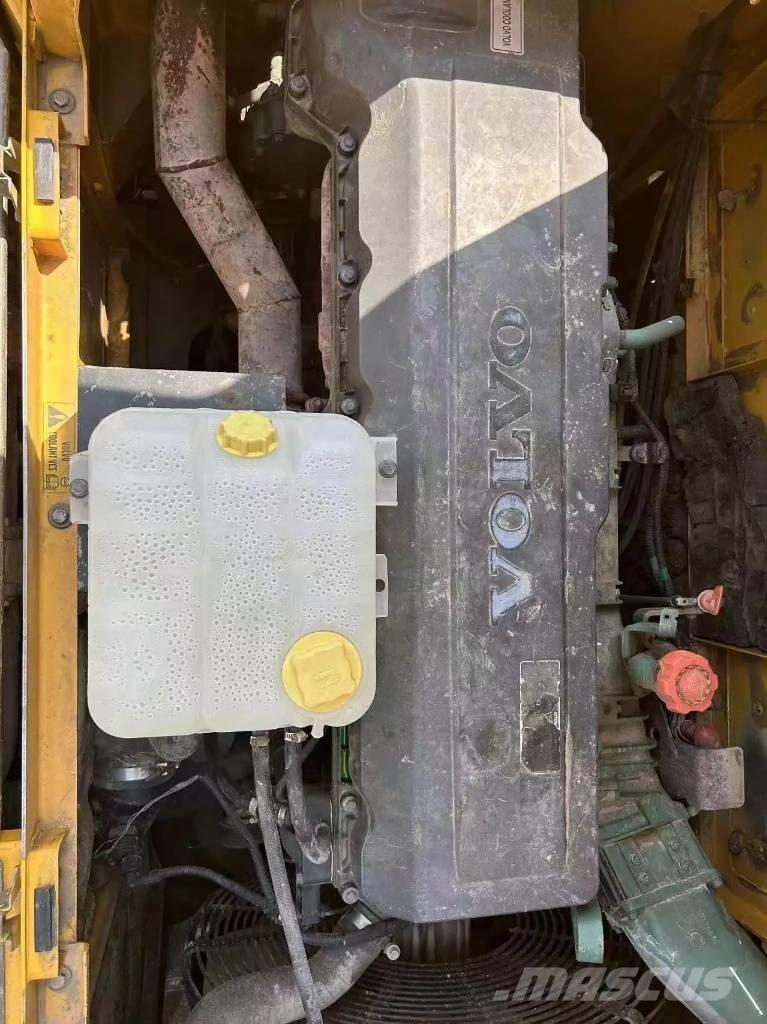 Volvo EC480D Pásové rýpadlá