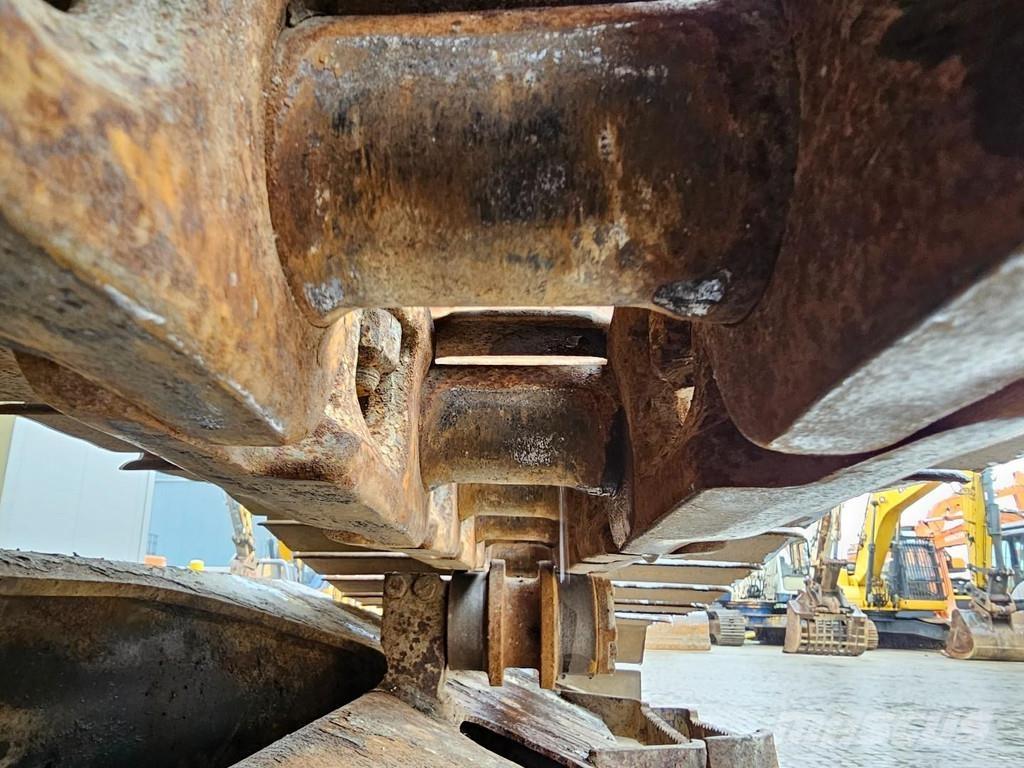 Komatsu HB215LC-2 Pásové rýpadlá