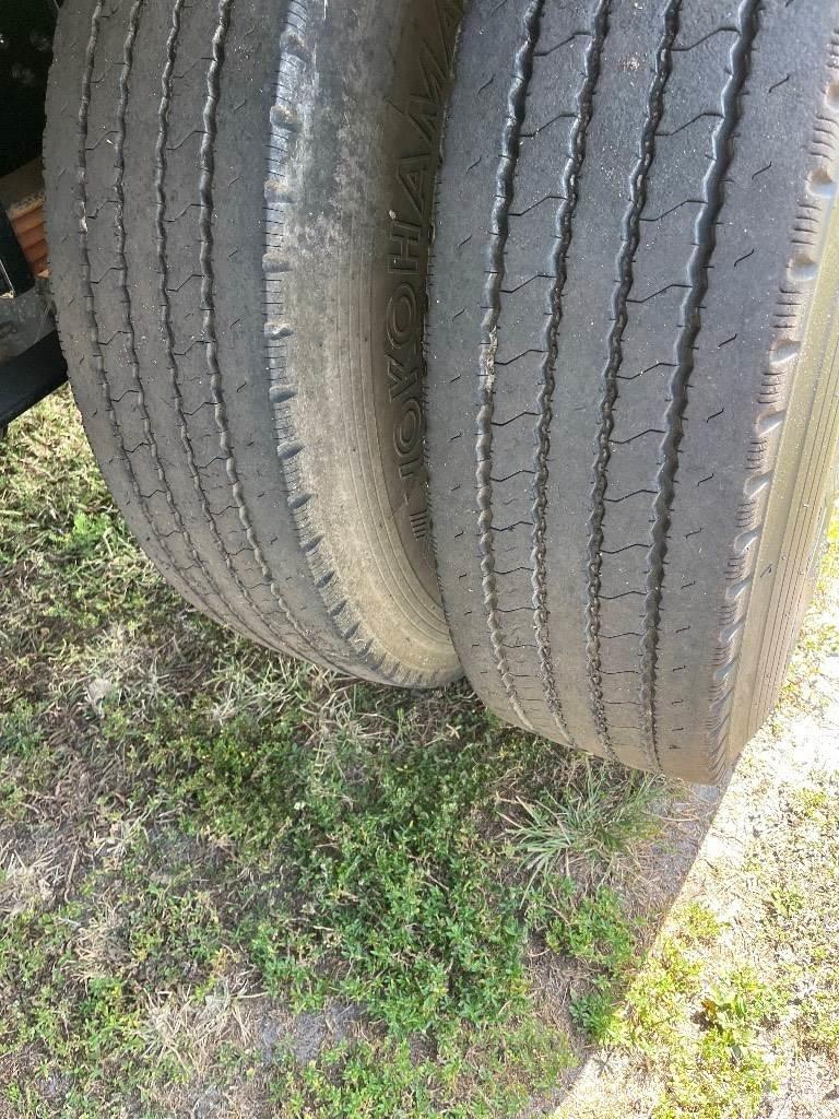 International 4200 Plošinové nákladné automobily/nákladné automobily so sklápacími bočnicami