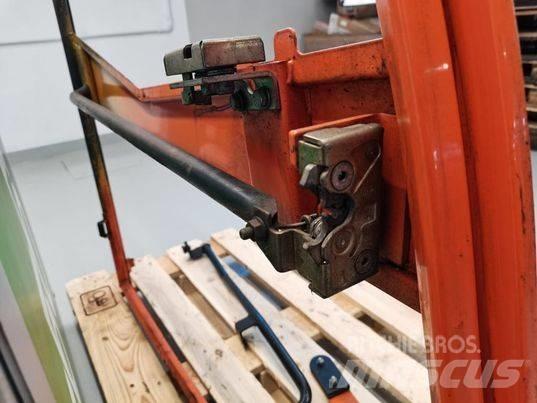JLG 307 door Kabíny a interiér