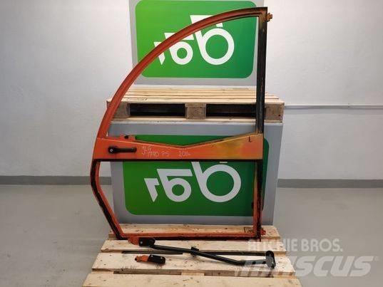 JLG 307 door Kabíny a interiér