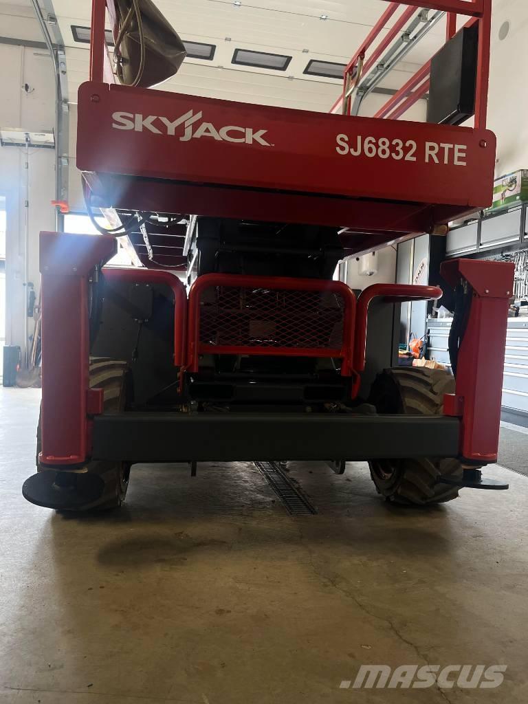 SkyJack SJ 6832 RTE Nožnicové zdvíhacie plošiny
