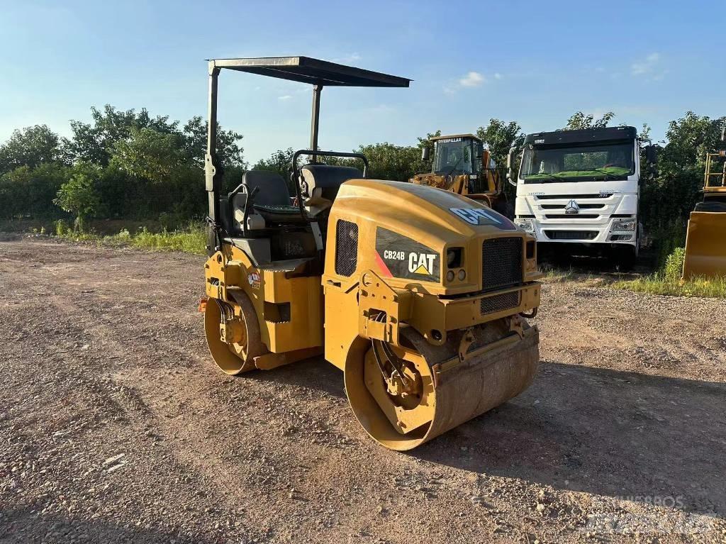 CAT CB 24 B Tandemové valce