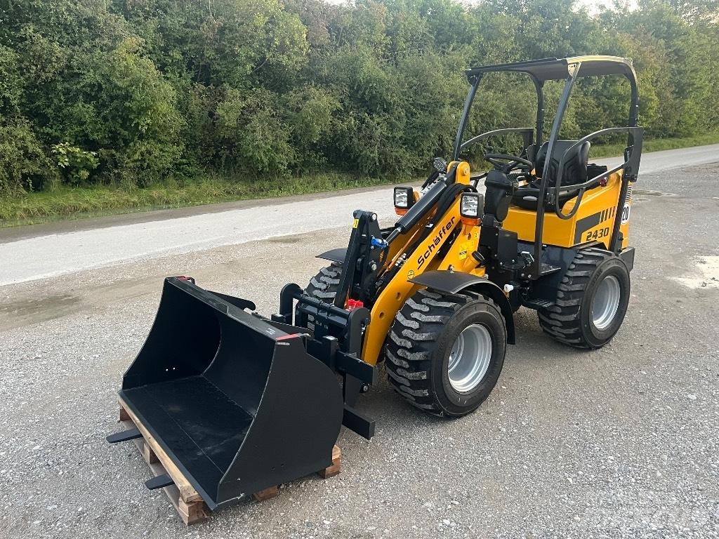 Schäffer 2430 Šmykom riadené nakladače