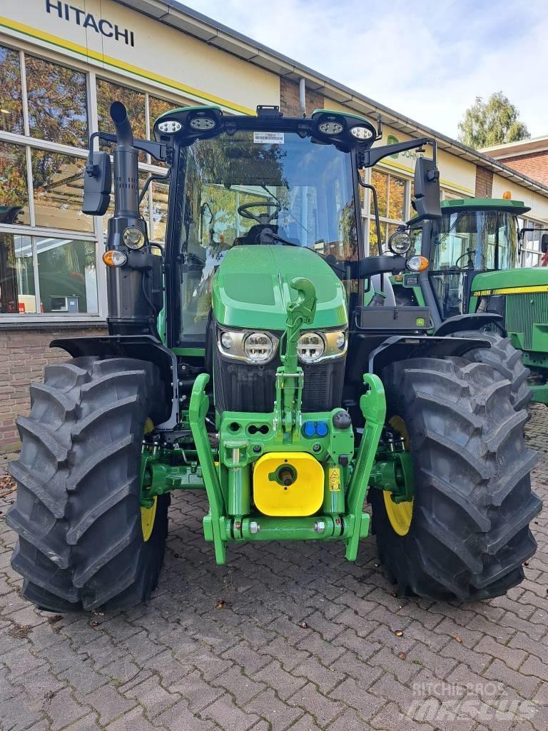 John Deere 6120M Traktory