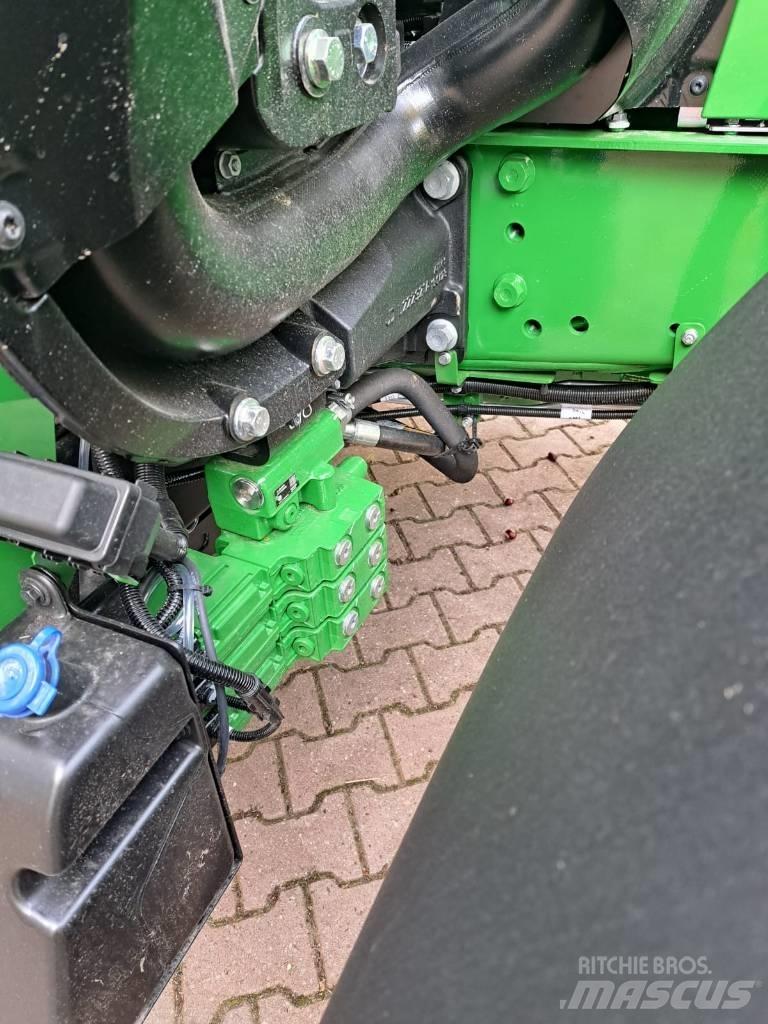 John Deere 6120M Traktory