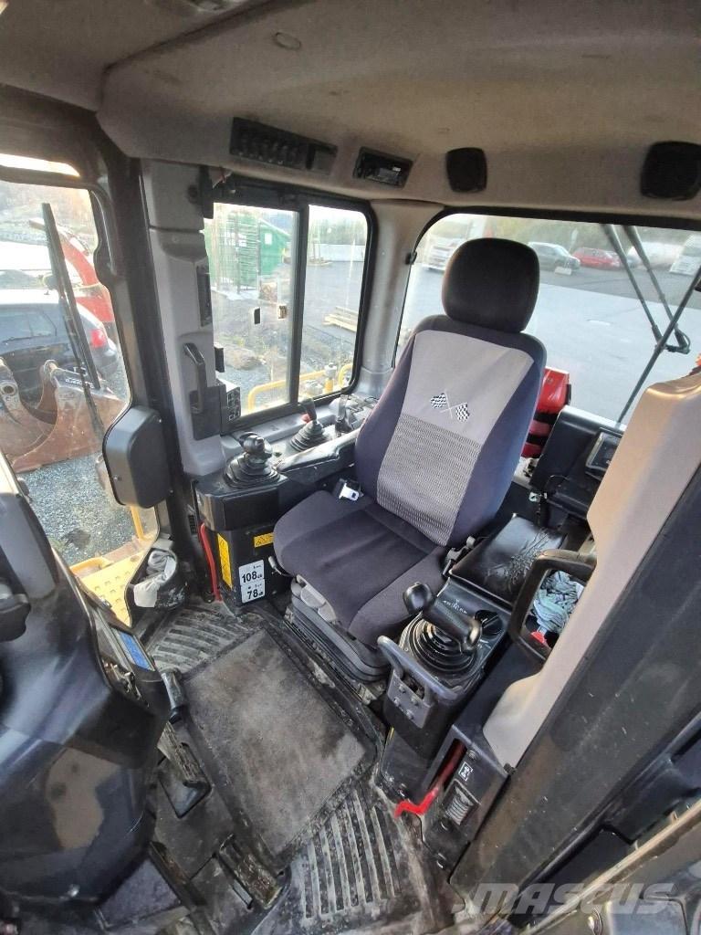 Komatsu D65 pxi Pásové dozéry