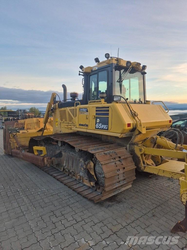 Komatsu D65 pxi Pásové dozéry