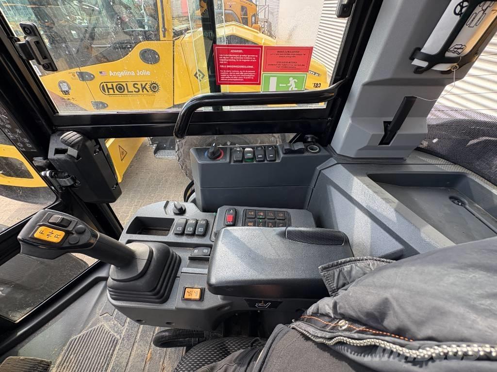 CAT 906 Kolesové nakladače