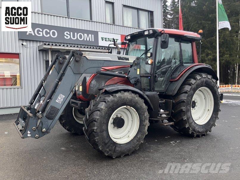 Valtra N121A Traktory