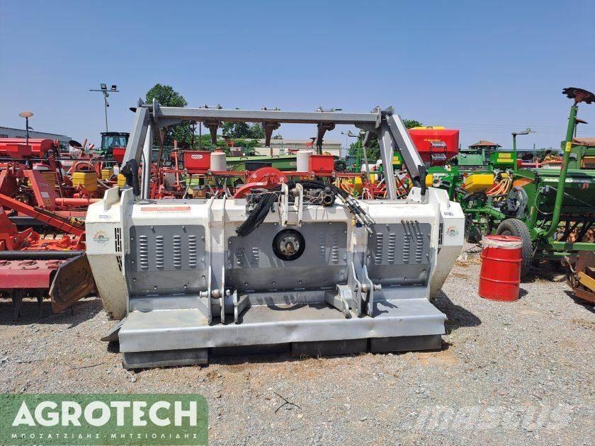  Black Grizzly Traktory