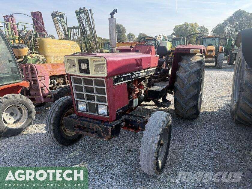 International 724 Traktory